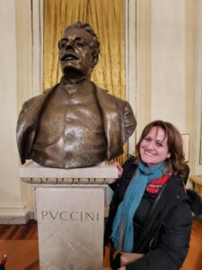 Melody Bach con il busto di Giacomo Puccini